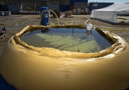 El sistema de potabilización de agua es capaz de suministrar 5.000 litros por hora. El agua potable se acumula en grandes vejigas plásticas con capacidad para 10.000 litros.