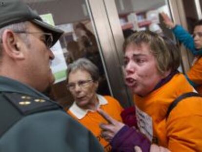 Una afectada por las preferentes recrimina a un capit&aacute;n de la Guardia Civil el trato dado por sus hombres a una anciana que tubo que ser atendida por la ambulancia.