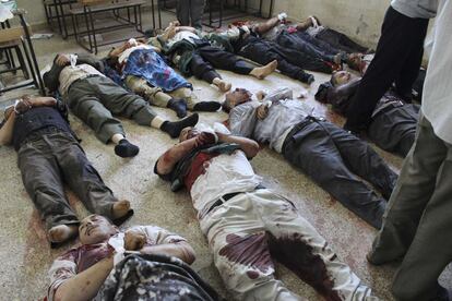 Doce civiles han sido asesinados en Qusair, al este de Siria, a manos de leales al presidente Al Asad, según ha informado la oposición. Las víctimas iban a bordo de un autobús cuando fueron obligados a bajarse para luego ejecutarlos. En la imagen, los cuerpos en un colegio de la localidad de Qusair.