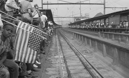 Una multitud (alrededor de 10.000 personas) espera el paso del tren que trasladó el cuerpo del presidente John F. Kennedy para su entierro.