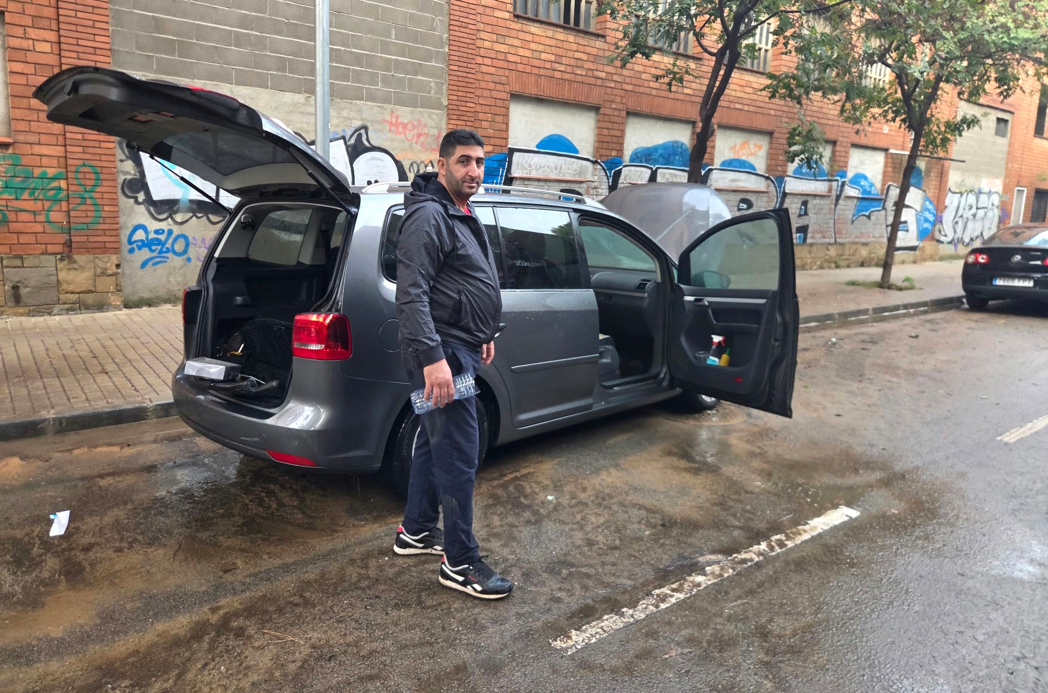 La furia del agua golpea l’Hospitalet: “Salí del coche por la ventana y me fui nadando”