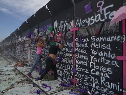 Dos mujeres protestan frente a las vallas colocadas por el Gobierno en el Zócalo de la Ciudad de México.