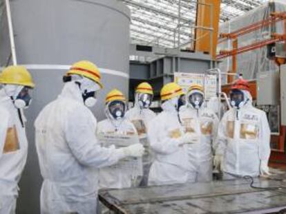 El primer ministro nipón, Shinzo Abe (d), durante la visita a la planta nuclear de Fukushima, en Japón, el 19 de septiembre de 2013. EFE/Kyodo News/Archivo