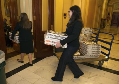 Trabajadoras del Congreso estadounidense entregan pizzas a los demócratas durante una reunión.