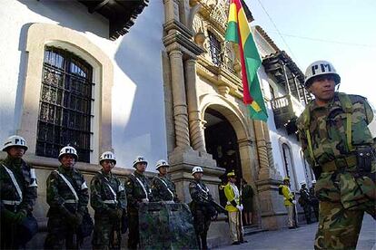 Cercado tras casi un mes de bloqueos y manifestaciones, el presidente de Bolivia, Carlos Mesa, puso en manos del Congreso su cargo, al igual que hizo en 2003 Gonzalo Sánchez de Lozada. El caos es tal que el Parlamento se ha visto obligado a trasladarse de La Paz a Sucre para celebrar la sesión en la que decicirá si acepta o no la renuncia. Para impedir el paso de miles de manifestantes, las fuerzas de seguridad han establecido un cordón de seguridad en la Plaza 25 de Mayo, sede de la Casa de la Libertad, donde tiene luegar el pleno.