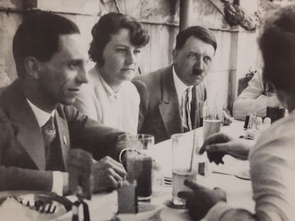 Geli Raubal, sentada entre Goebbels e Hitler numa reunião em Munique, noticiada na imprensa local.