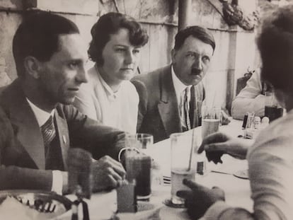 Geli Raubal, sentada entre Goebbels y Hitler en una reunión en Múnich reseñada en la prensa local.