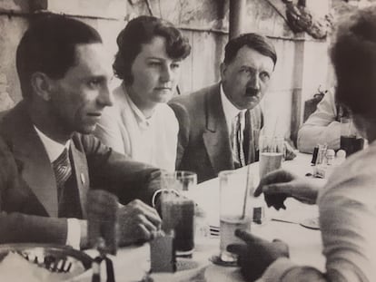 Geli Raubal, sentada entre Goebbels y Hitler en una reunión en Múnich reseñada en la prensa local.