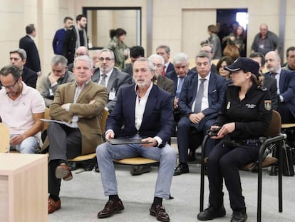 En primera fila, desde la izquierda, Álvaro Pérez, Pablo Crespo y Francisco Correa, en un juicio de Gürtel.