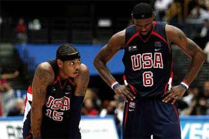 Carmelo Anthony (a la izquierda) y LeBron James, cariacontecidos.