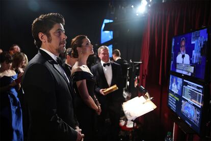 Benicio del Toro y Jennifer Garner esperan en el backstage de los Oscars.