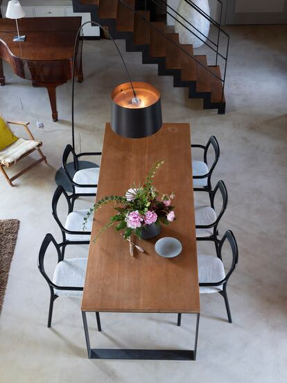 La mesa del comedor que Martina y Mads proyectaron en común.Sobre ella, la lámpara de pie negra es el modelo Twiggy, de Foscarini, y el jarrón es una pieza
de Rina Menardi. Las sillas son un diseño de Sam Hecht que produce la casa italiana Mattiazzi. En España se venden en Minim. 