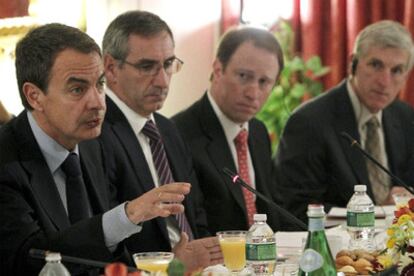 El presidente José Luis Rodríguez Zapatero, a la izquierda, en el encuentro con inversores ayer en Nueva York. A su izquierda, el director de la Oficina Económica, Javier Vallés, Edward Pick (Morgan Stanley), y el inversor Brian MacLean.