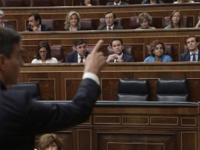 El PSOE pide la dimisión de Casado por su máster en la Rey Juan Carlos