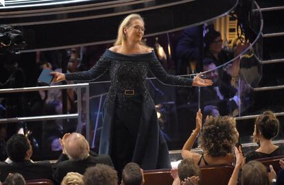 Meryl Streep protagonizó uno de los momentos más emotivos de la gala. La actriz se emocionó después de que el presentador, Jimmy Kimmel, hiciera una referencia a la actriz frente a Donald Trump. Streep protagonizó un enfrentamiento verbal con el presidente estadounidense tras los Globos de Oro.