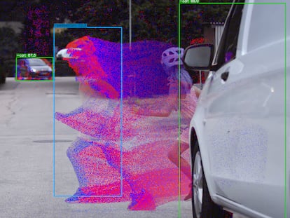 La imagen muestra tanto la información de la cámara a color como la procedente de la de eventos (puntos azules y rojos)  generada por un peatón que corre frente a un vehículo.