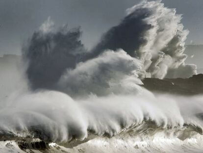 Una gran ola rompe frente a la isla de Mouro, en la bocana del puerto de Santander, el pasado domingo durante el temporal.