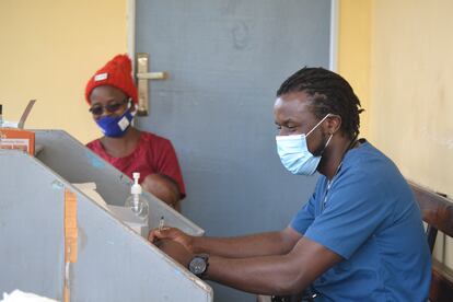 Yewo, un médico pediatra malauí, atiende a algunos pacientes y a sus madres en el Hospital de Kamuzu.