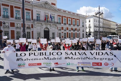 Protesta ante la sede del Gobierno regional, en la Puerta del Sol, este domingo a mediodía.
