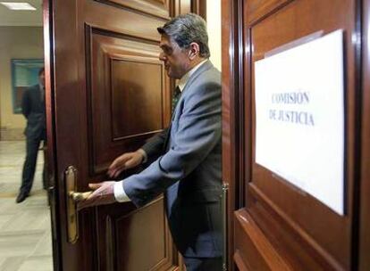 El portavoz del PP, Federico Trillo, momentos antes de entrar ayer en la Comisión de Justicia.