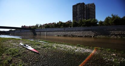 Estado del tramo del r&iacute;o Manzanares, casi sin agua.