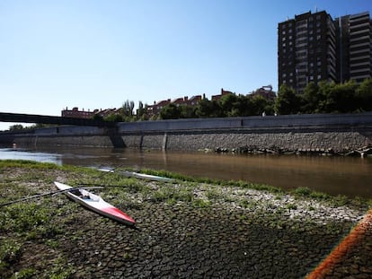 Estado del tramo del r&iacute;o Manzanares, casi sin agua.