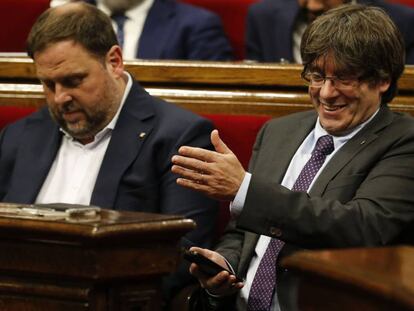 Carles Puigdemont y Oriol Junqueras en el Parlament de Catalunya.