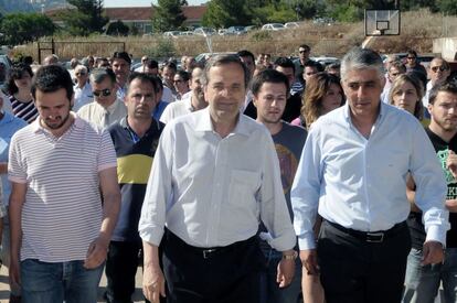 El líder del partido conservador Nueva Democracia, Antonis Samarás (centro), llega a un colegio electoral en Pylos para emitir su voto.