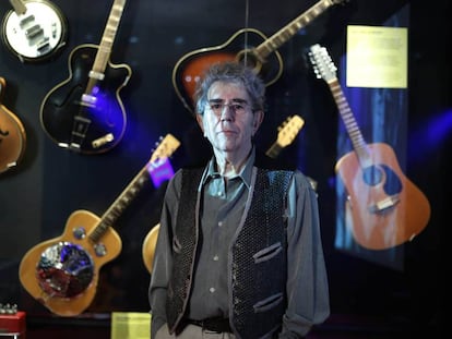 Quico Pi de la Serra davant d'algunes de les seves guitarres al Museu de la Música.