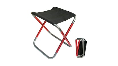 Taburete portátil flexible sobre fondo blanco.