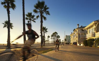 Ciclistas al atardecer en Venice Beach, en Los Ángeles.
