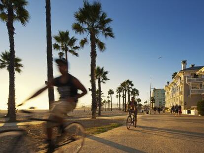 Ciclistas al atardecer en Venice Beach, en Los Ángeles.