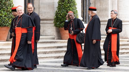Varios cardenales llegaban este domingo a la basílica de Santa María Mayor, en Roma, para participar en una misa de homenaje al papa Francisco.
