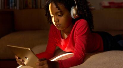 Una niña con un iPad, la tableta que Apple quiere relanzar en la educación.