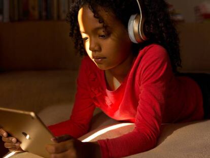Una niña con un iPad, la tableta que Apple quiere relanzar en la educación.
