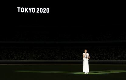 La nadadora japonesa Rikako Ikee, con la antorcha olímpica en el Estadio de Tokio.