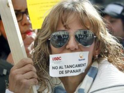 Unos 500 trabajadores de Spanair se han concentrado ante la Generalitat para protestar por el cierre de la aerolínea y pedir a la Administración catalana un compromiso para la solución del conflicto, que afecta a 4.000 personas entre trabajadores directos e indirectos. EFE/Archivo