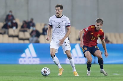 El centrocampista alemán Leon Goretzka protege el balón frente a Dani Olmo el pasado martes en La Cartuja (Sevilla).