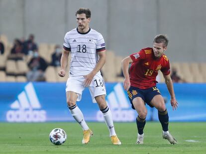 El centrocampista alemán Leon Goretzka protege el balón frente a Dani Olmo el pasado martes en La Cartuja (Sevilla).