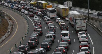 Retenciones en abril en la A- 6 ( Madrid), provocadas por un accidente y el intenso tráfico de vehículos.