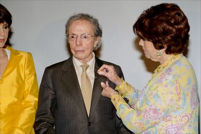 El diseñador español condecorado por María Rosa Salvador durante la entrega de los Premios Aguja de Oro 2004.