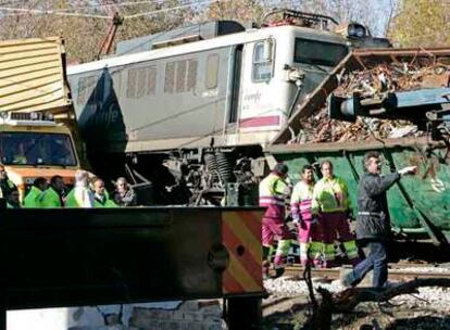 Varios empleados de Renfe trabajan en el lugar donde se produjo el accidente.