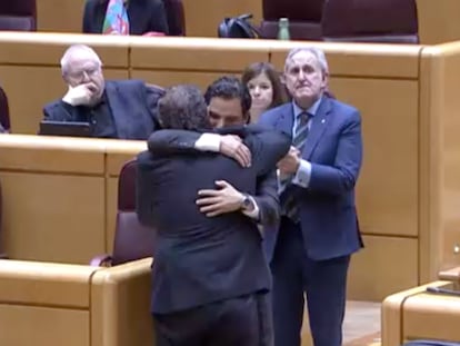 Juan Sagredo (PSOE) y Gerardo Camps (PP) se abrazan durante una sesión dana Valencia