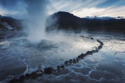 Entre las nubes, a unos 4.300 metros sobre el nivel del mar, el campo del Tatio (Chile) reúne 64 surtidores activos y un centenar de fumarolas efervescentes, en uno de los entornos más asombrosos del mundo.