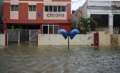 Vista de una calle inundada de La Habana.