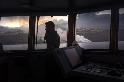 La llegada al mar de la colada de lava del volcán de La Palma en la noche del martes y la formación de una nube de vapor de agua y otros gases, posiblemente tóxicos, ha obligado a mantener el confinamiento de los barrios de San Borondón, Marina Alta, Marina Baja y La Condesa, todos ellos situados en la costa el municipio de Tazacorte. En la imagen, la lava del volcán de La Palma entra en el océano mientras es vigilada por un buque científico, este miércoles.