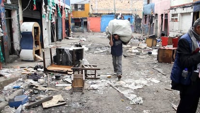 Un hombre saca sus pertenencias del Bronx.
