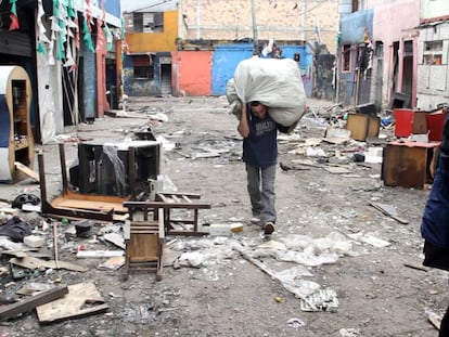 Un hombre saca sus pertenencias del Bronx. 