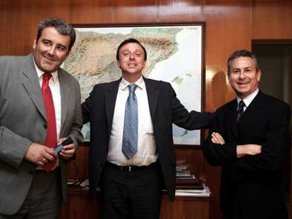De izquierda a derecha, Máximo Díaz (por Castilla-La Mancha), Jaime Palop (por el Ministerio de Medio Ambiente) y Miguel Ángel Ródenas (por Murcia), en la reunión de la Comisión de Explotación del Trasvase Tajo-Segura.