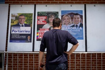 Un elector, frente a Carteles electorales en la localidad francesa de Frontón. 